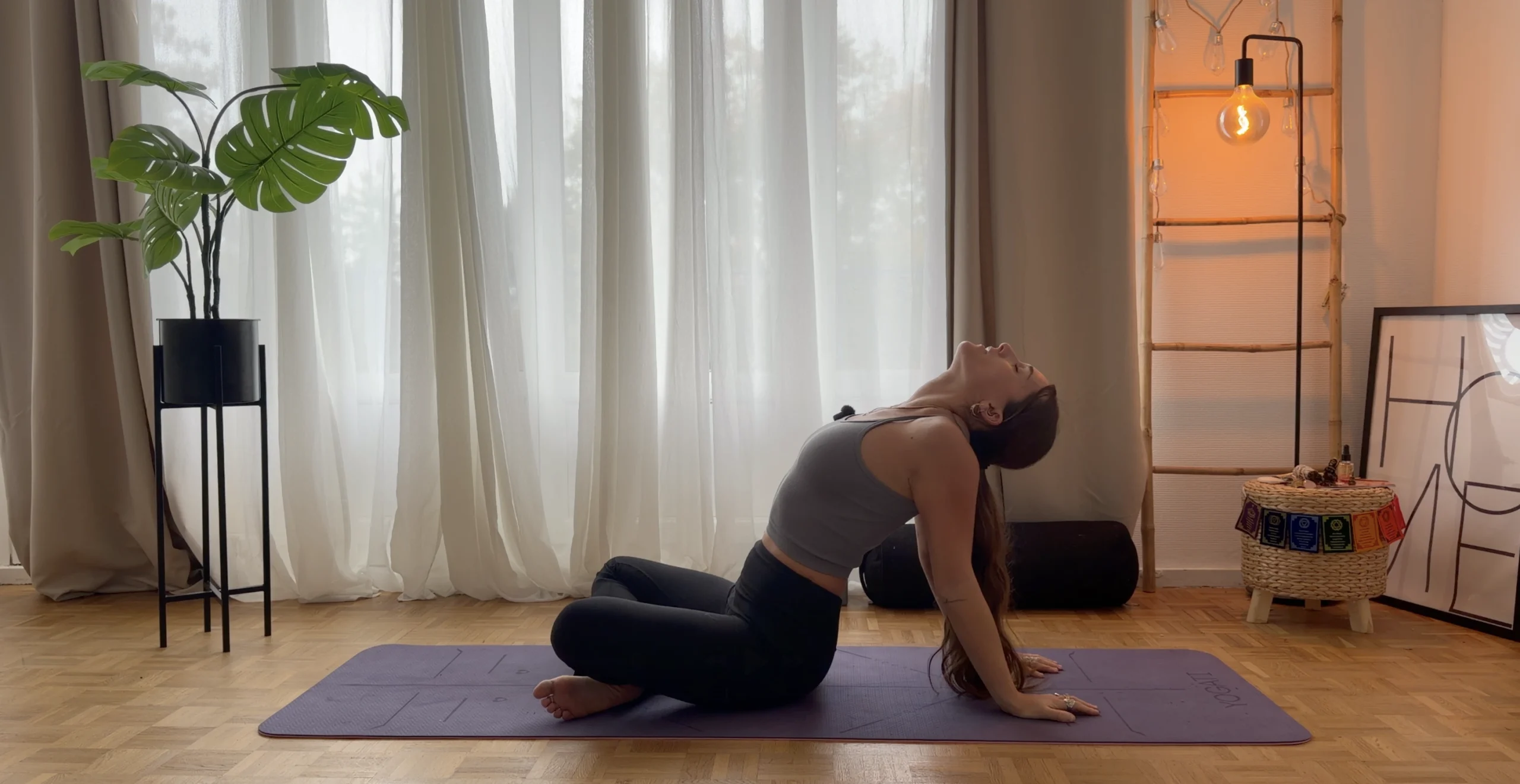 posture jambes croisées avec les mains posée par terre