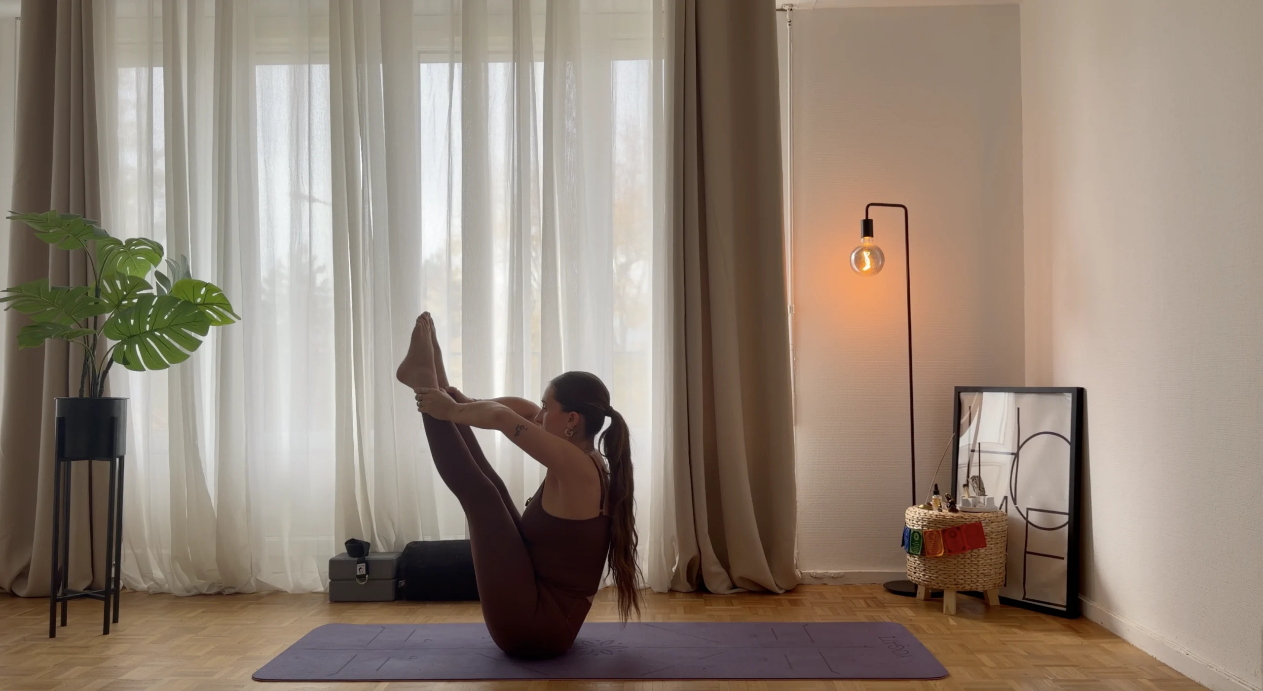 posture du bateau en yoga