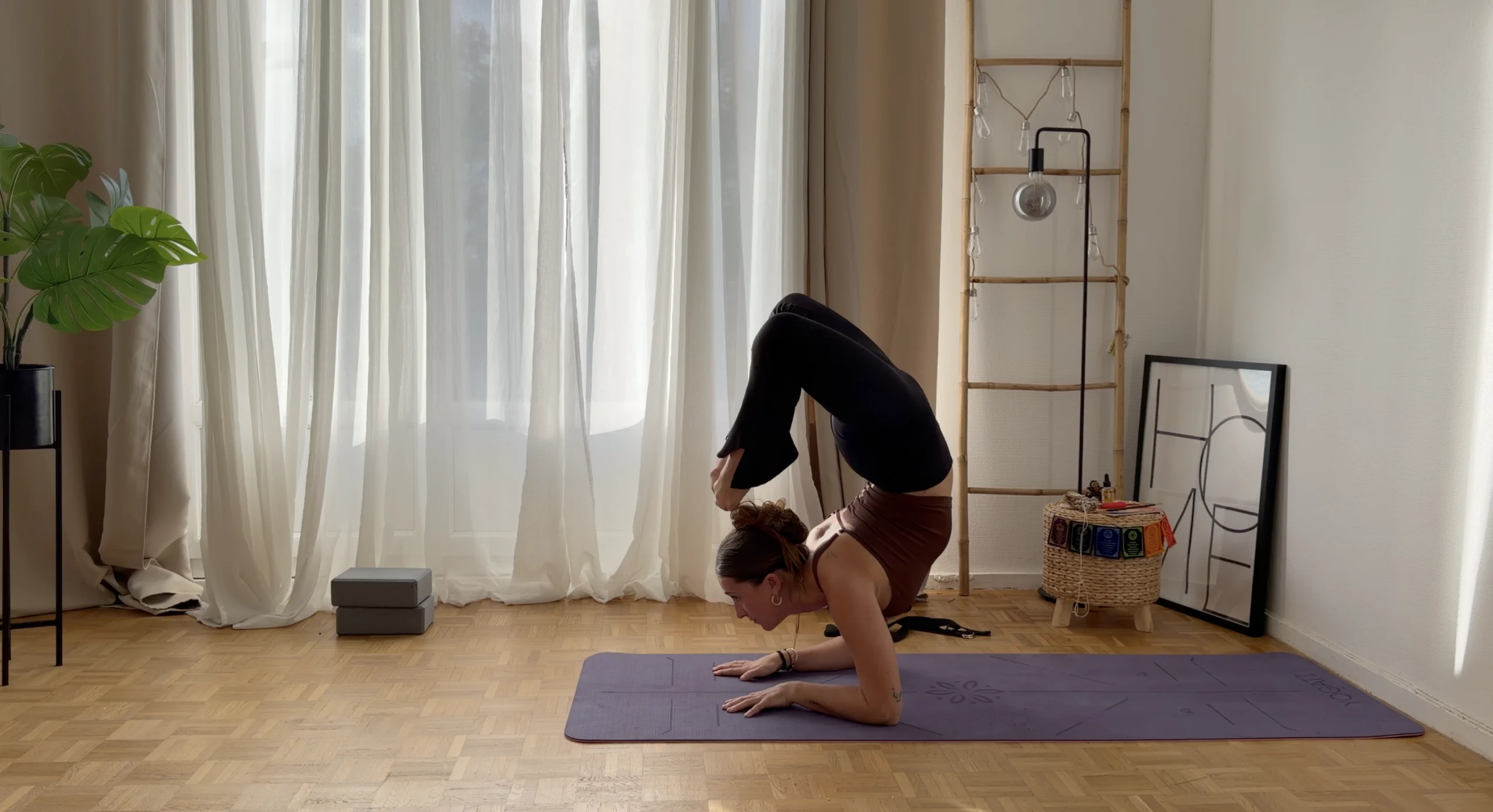 posture du scorpion, equilibre sur les avant bras dos courbé