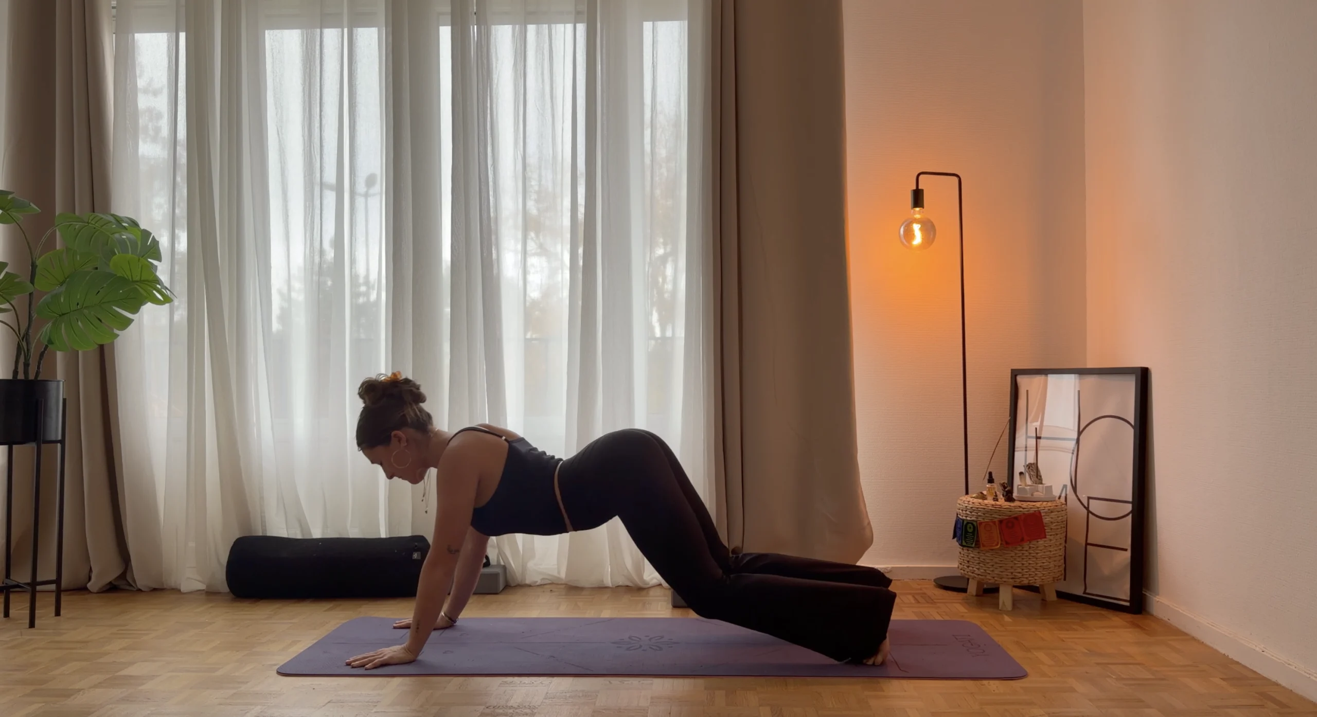 mains et pieds dans le tapis le dos creux