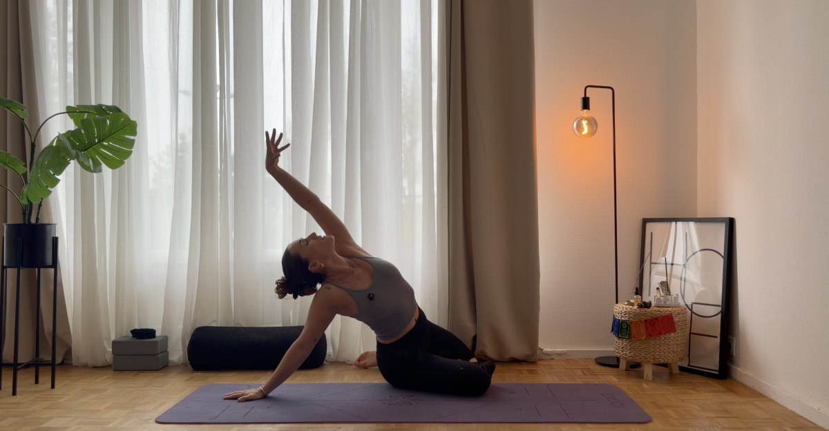 mouvement du bras dans posture de yoga