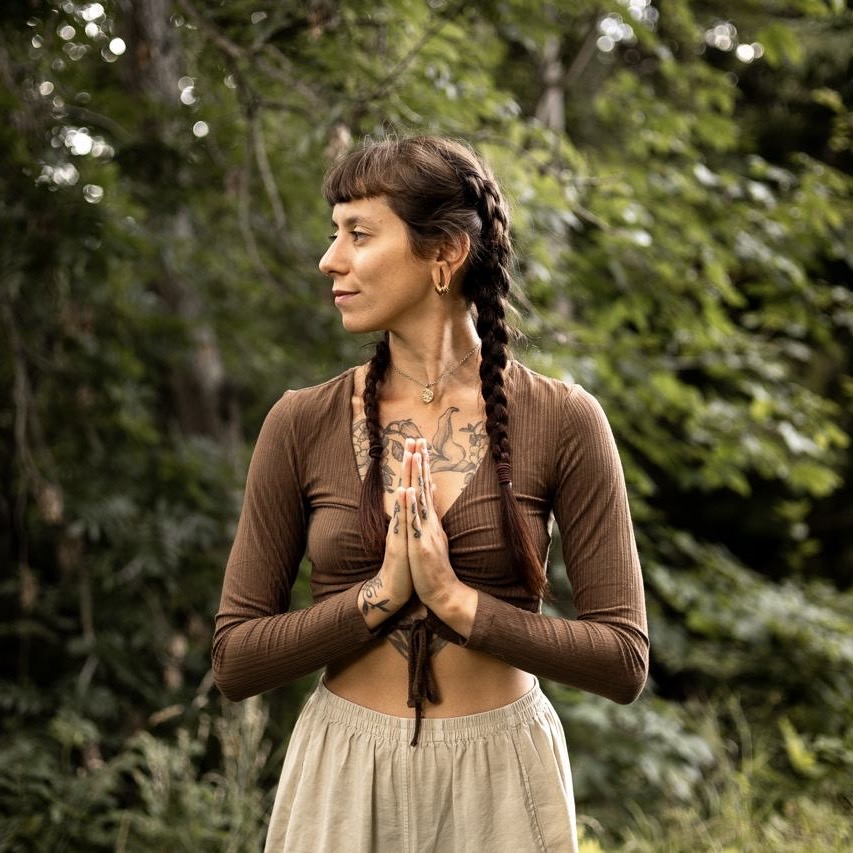 posture yoga dans les bois debout
