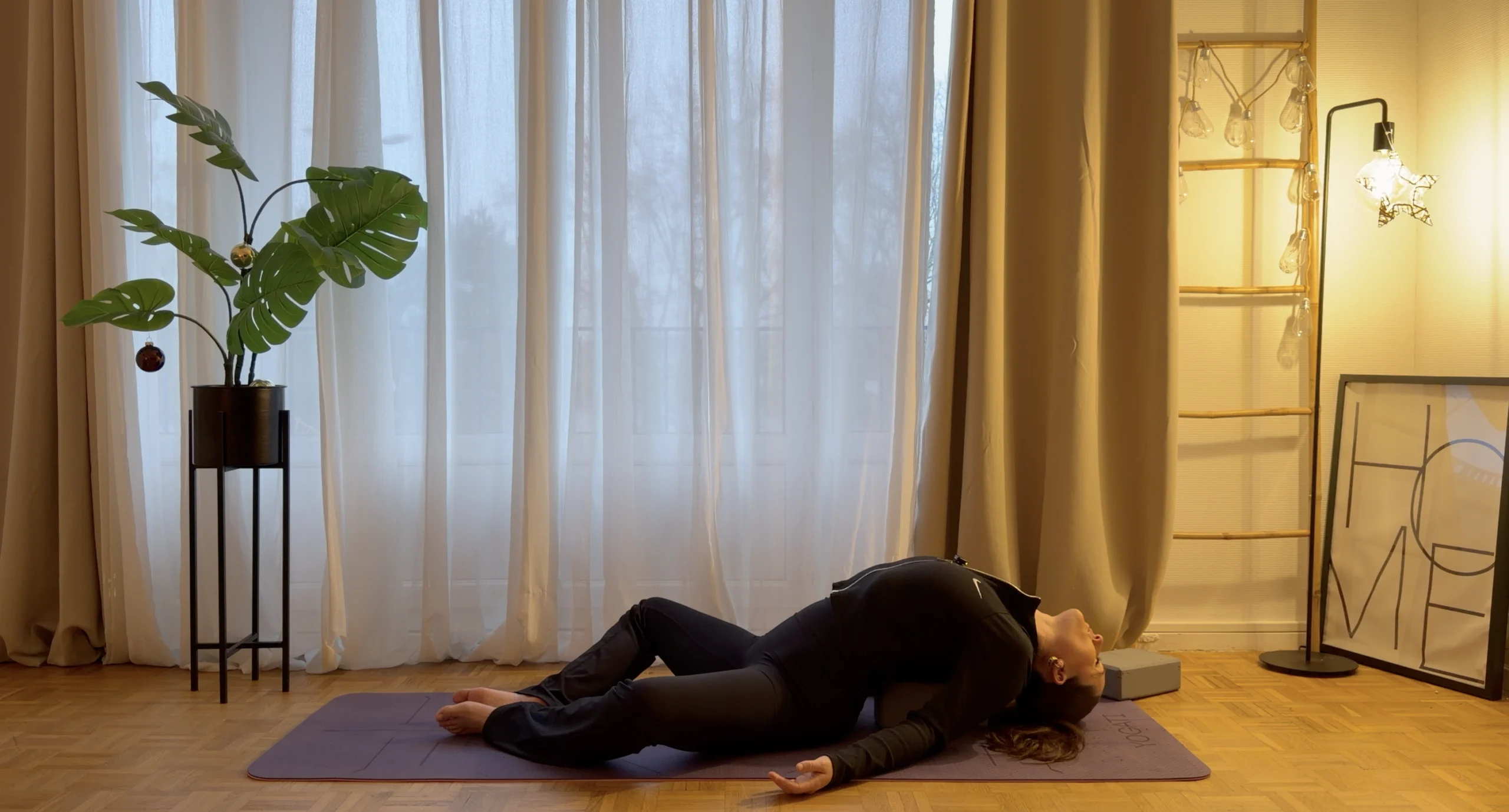 Posture allongée sur le dos les hanches ouvertes