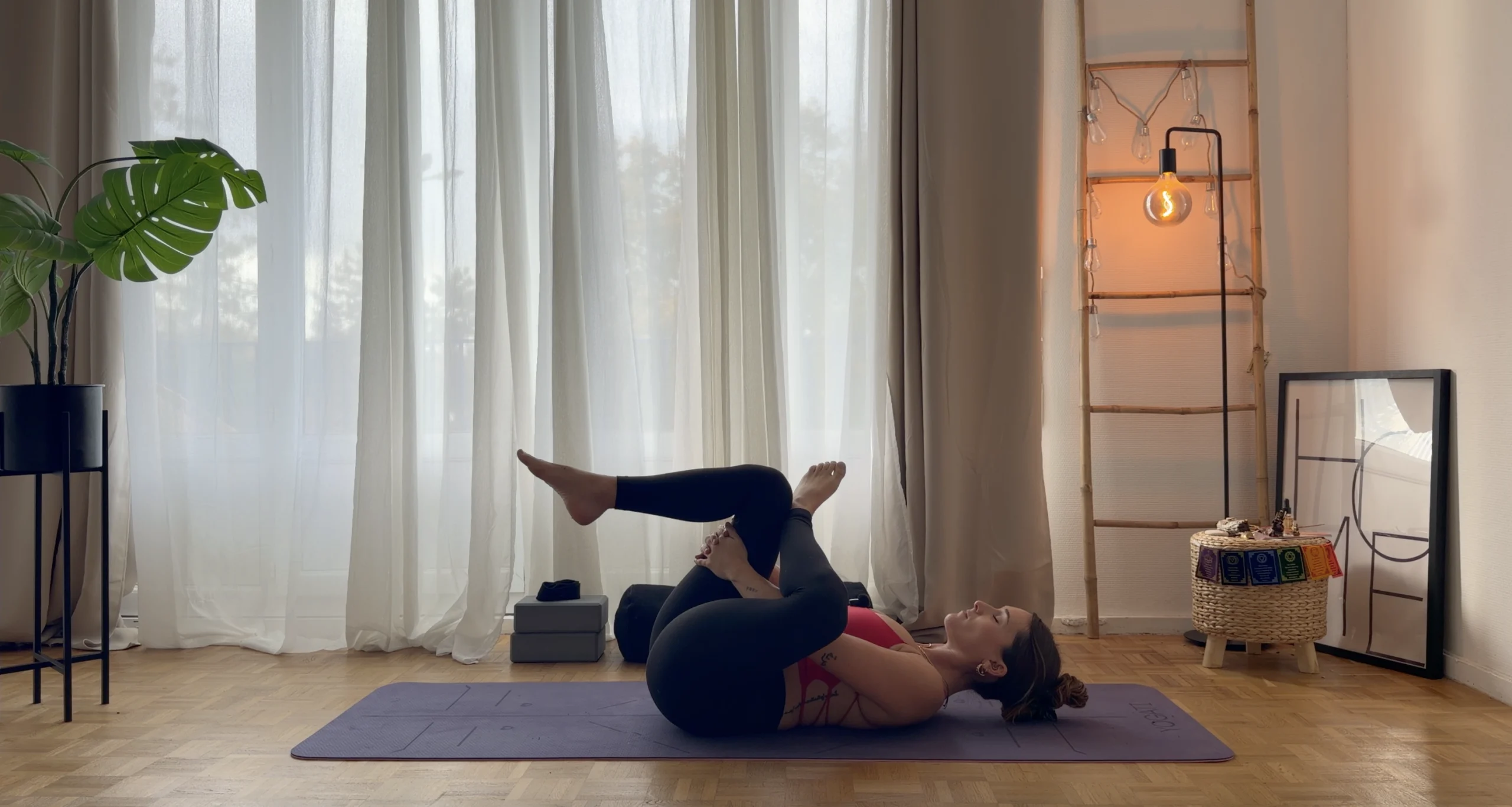 figure 4 posture de yoga allongé