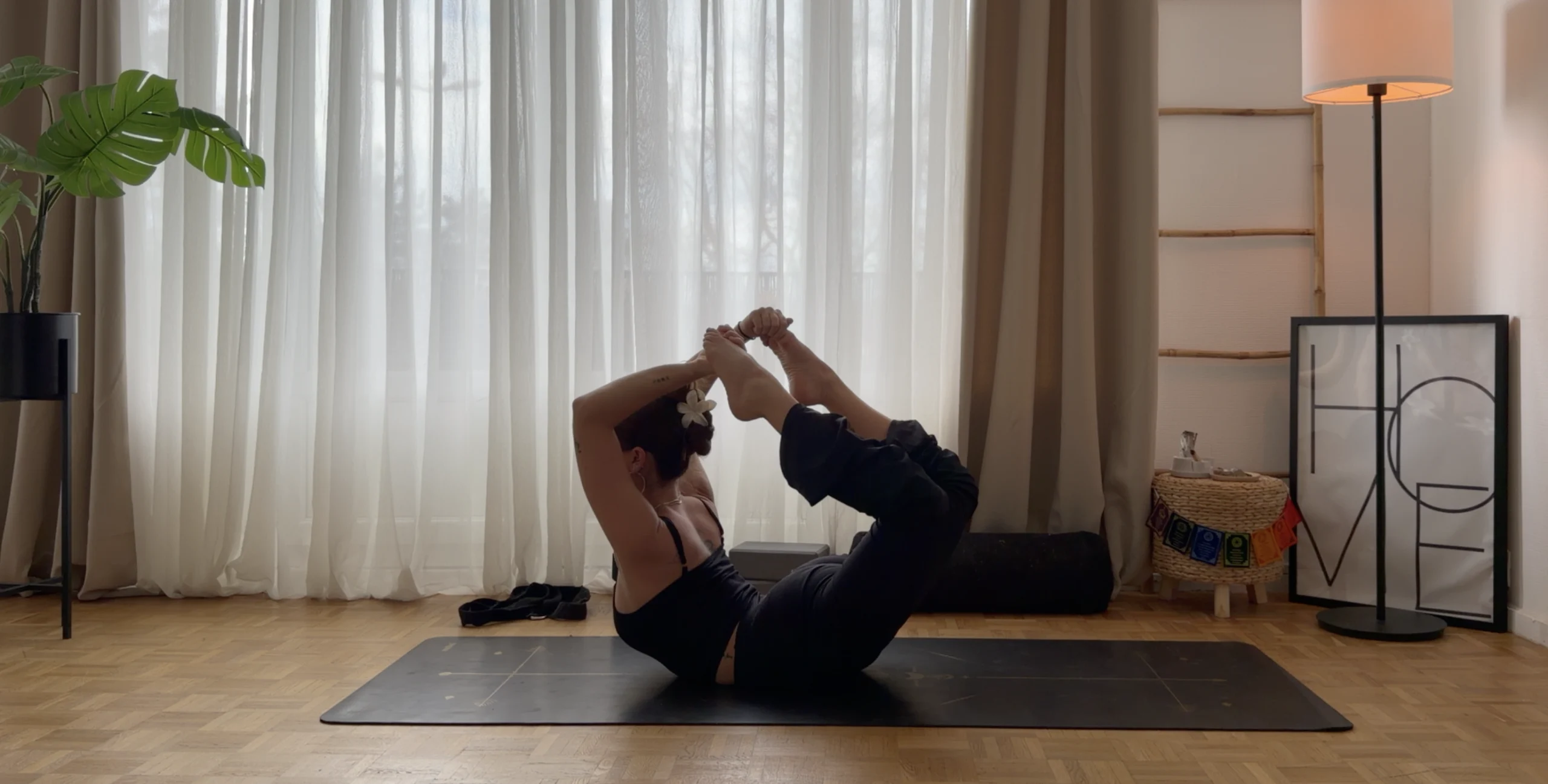 posture yoga Dhanurasana