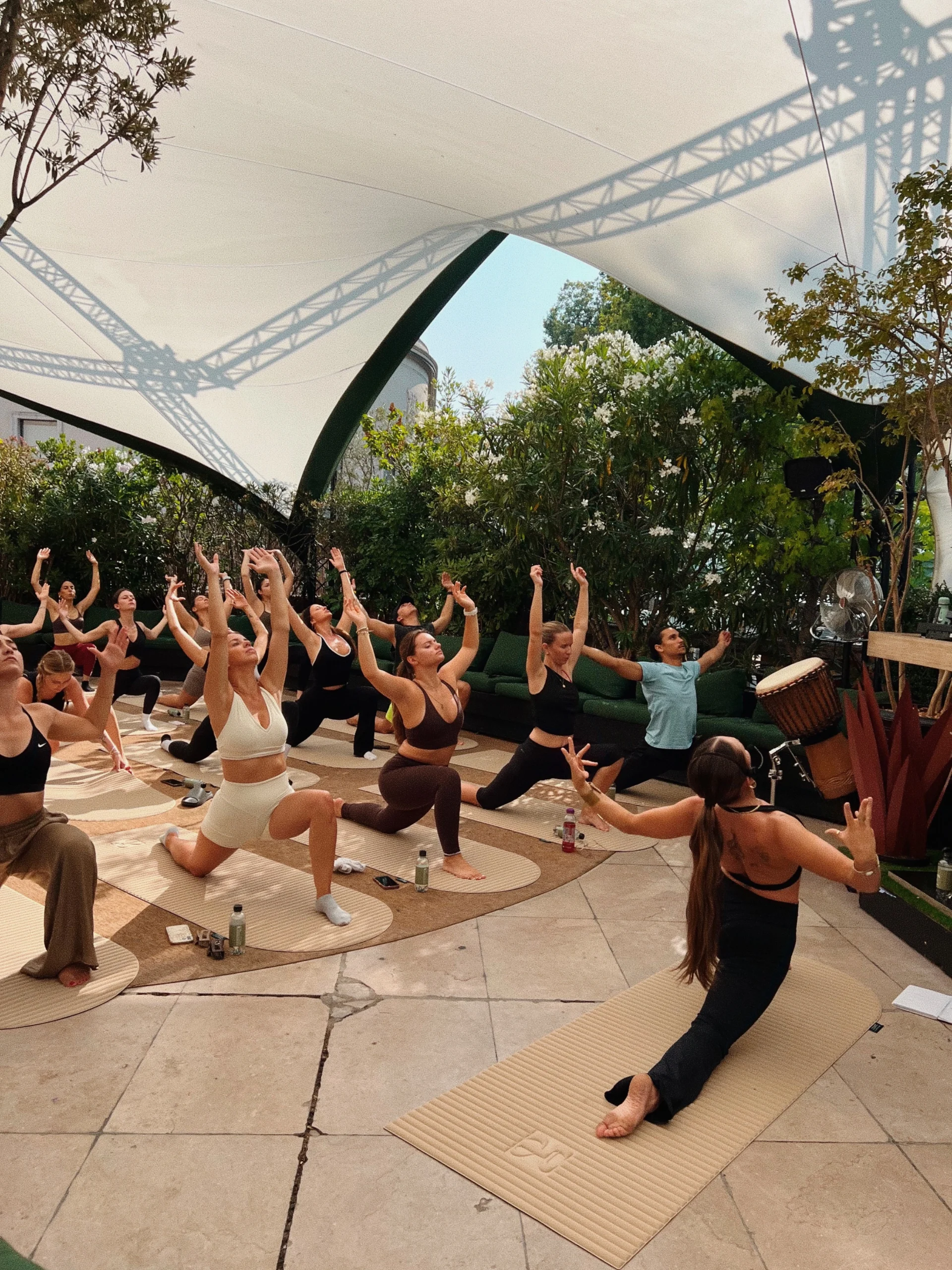 bras ouvert en cactus en fente basse yoga