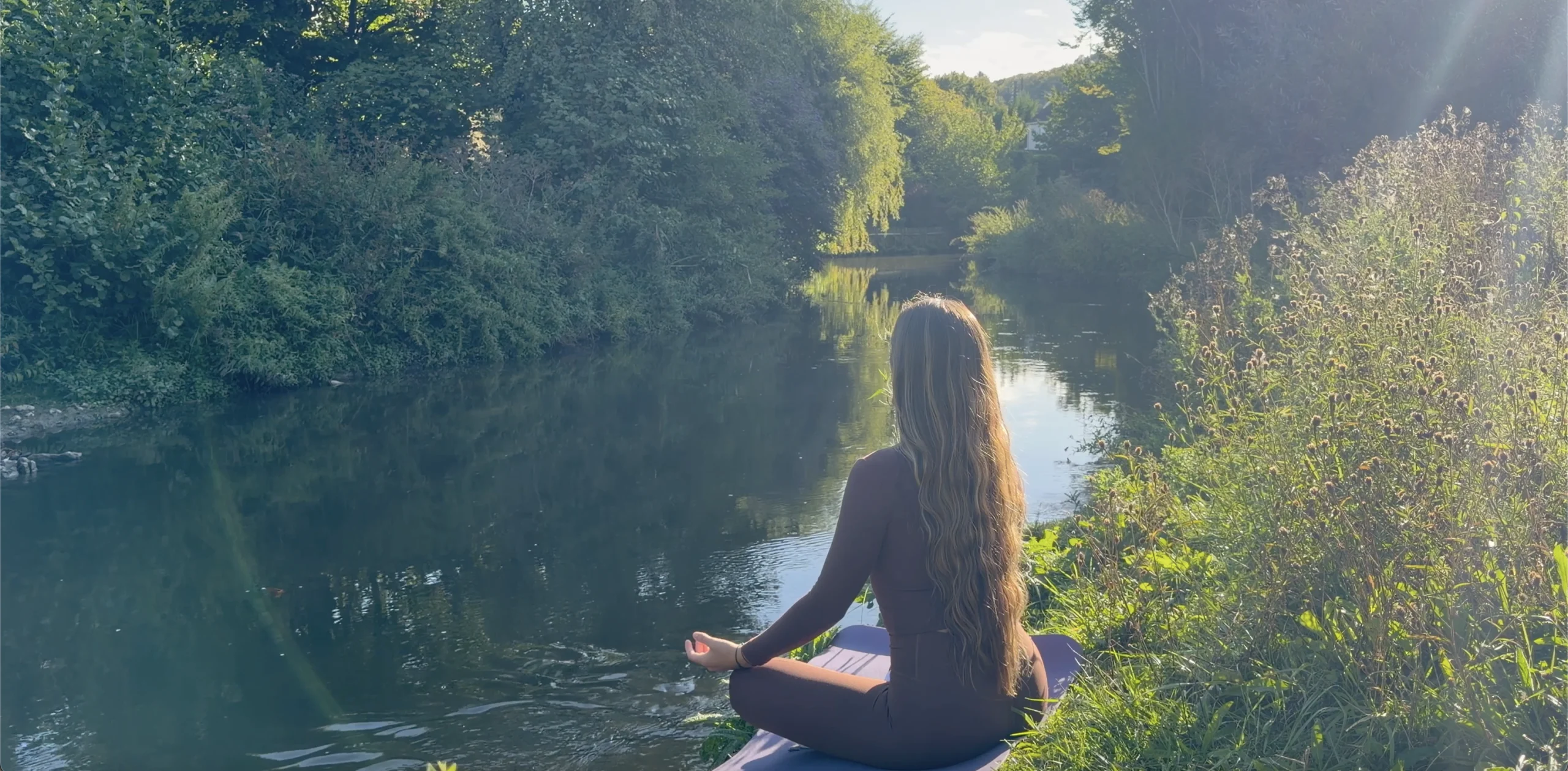 méditation devant une rivière