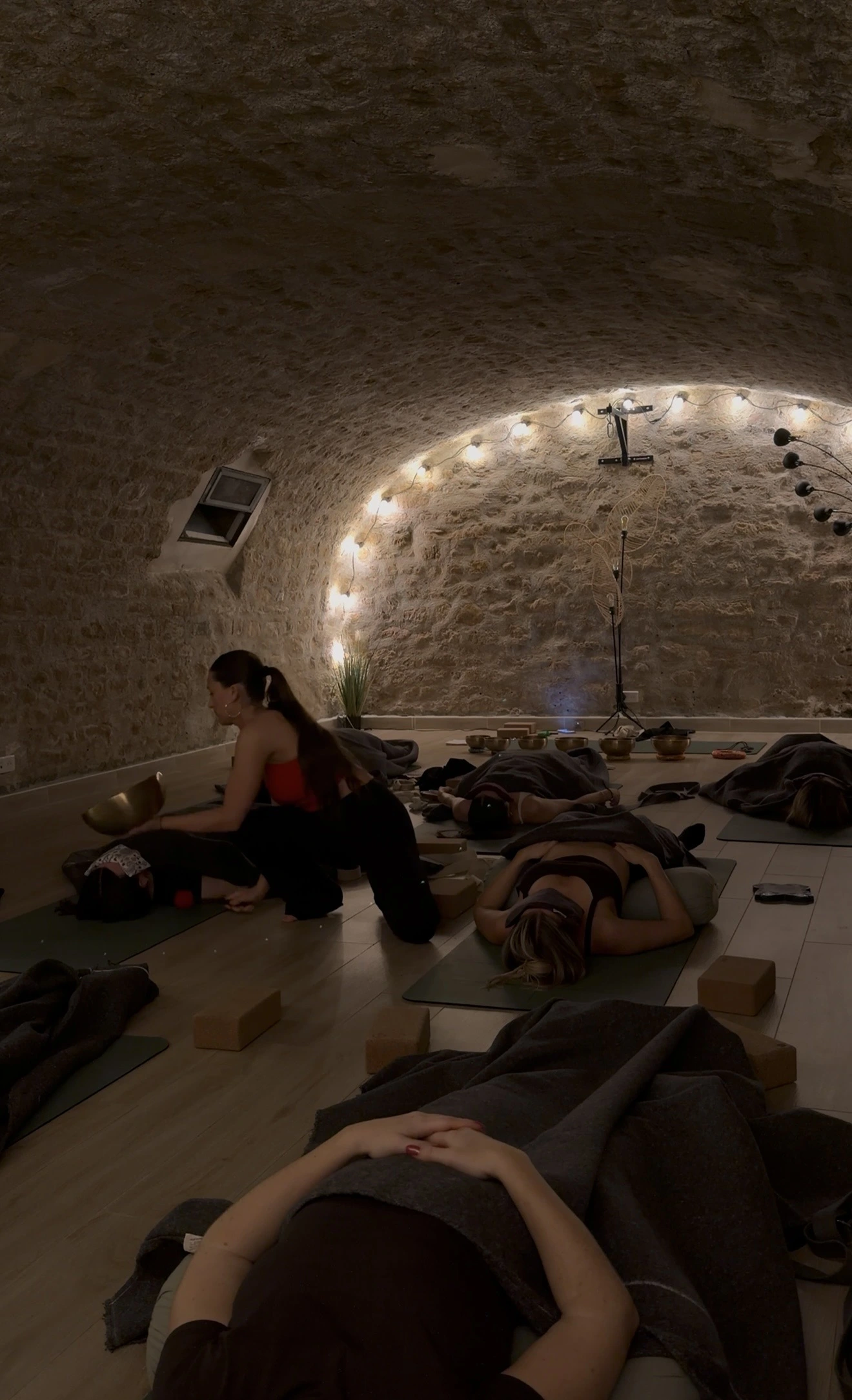 séance de bols tibétains sur une personne allongée
