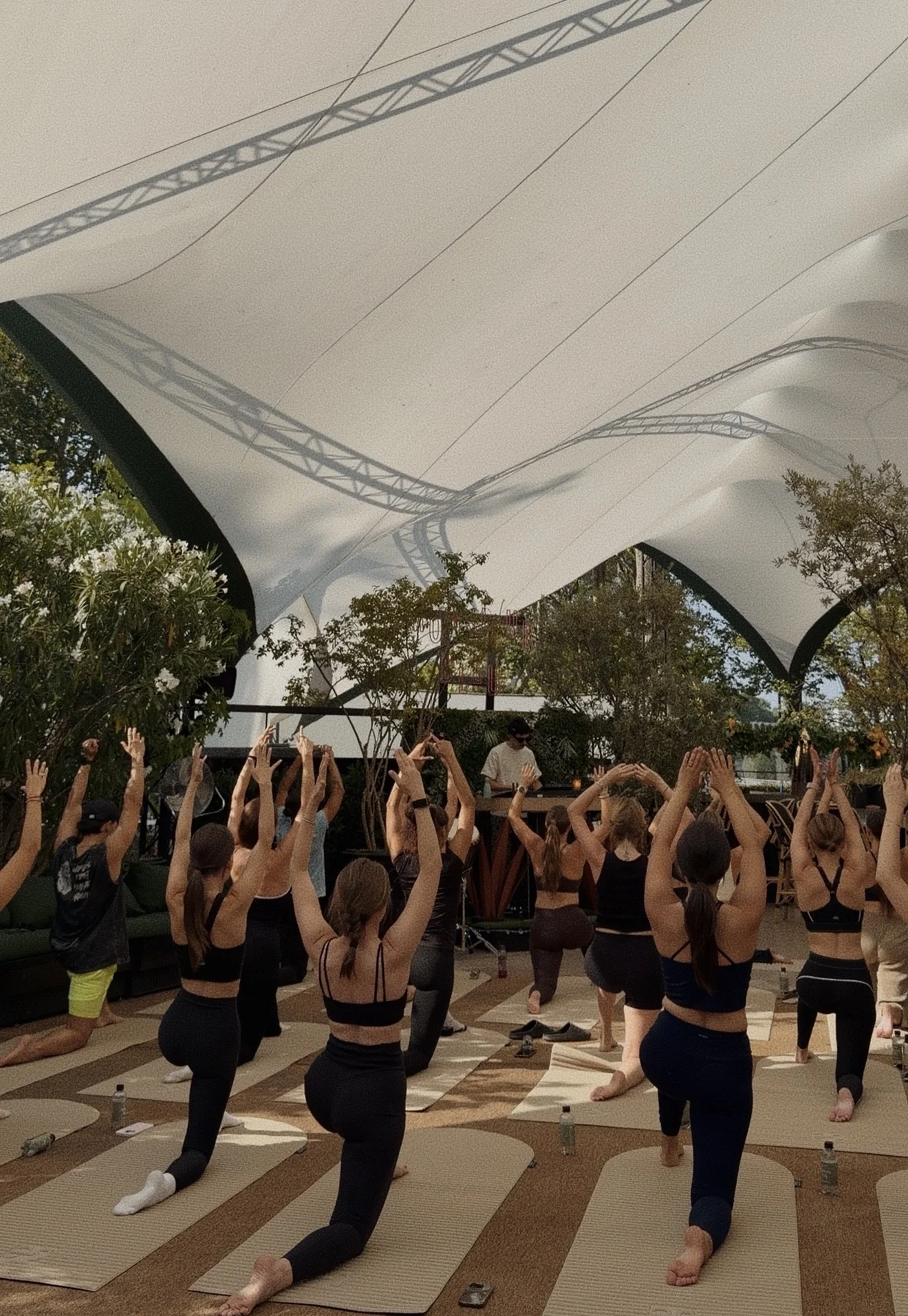 tout le monde les bras levé sur le genoux droit yoga