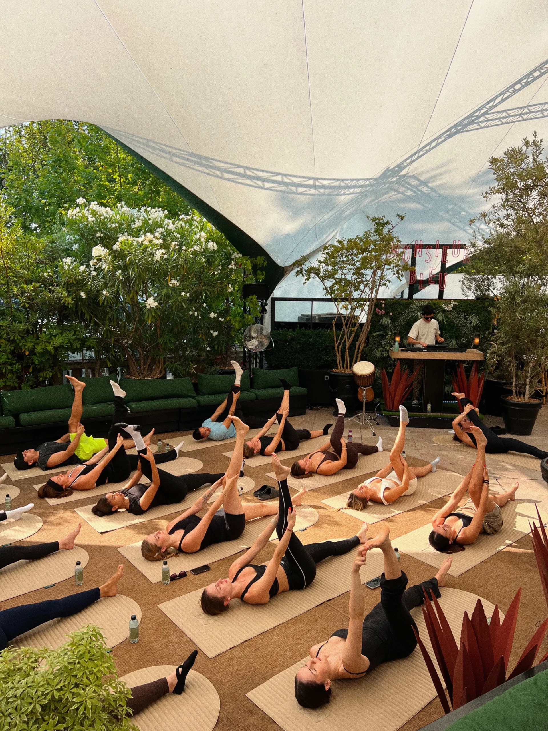 allongé sur un tapis de yoga