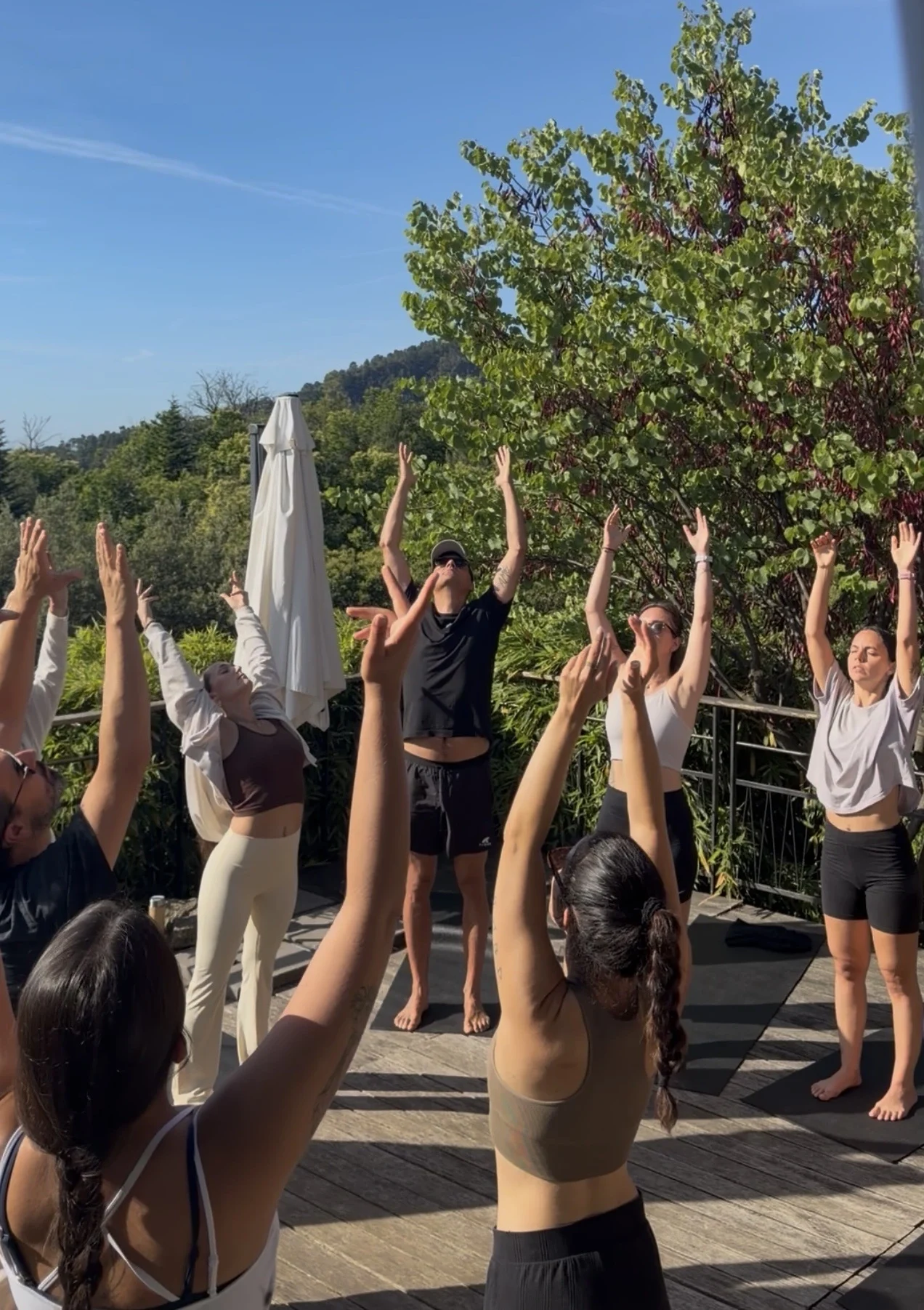 les mains vers le ciel tous levés